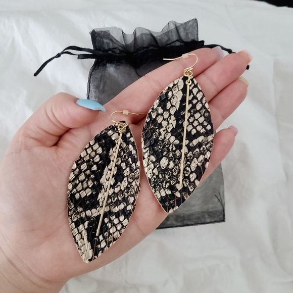 Fashion Earrings - Picture 1 of 1